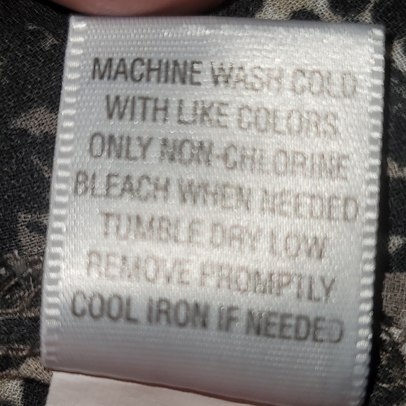 2/$20 Converse Natural Print Sleeveless Blouse - Picture 7 of 7